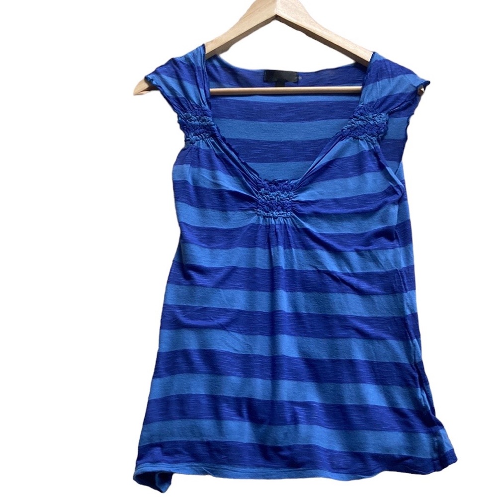 Woman sleeveless blue shirt small